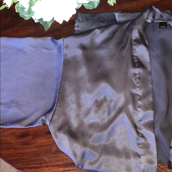 VS Robe - Picture 2 of 3